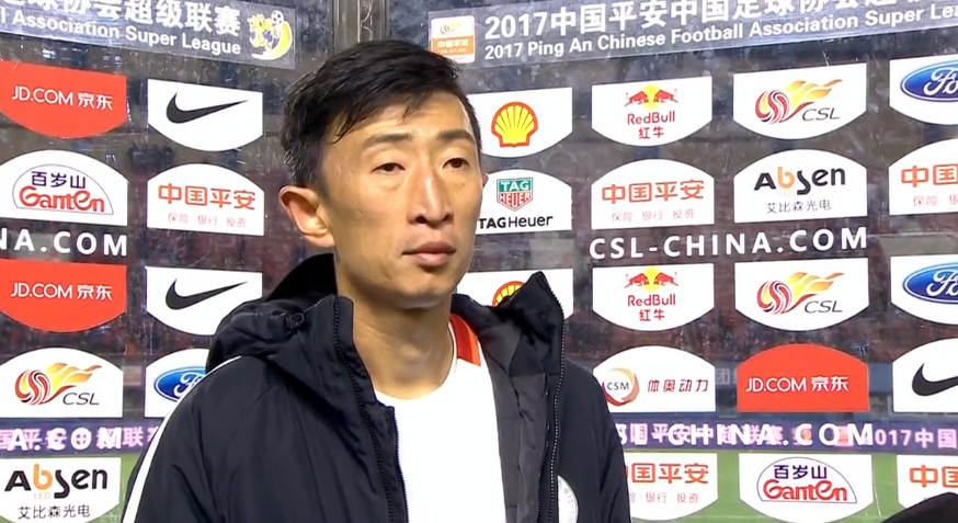 马奎尔的合同将在2026年夏天结束，曼联打算明年上半年引进一位运动能力出色的中卫，来作为利桑德罗的长期搭档。